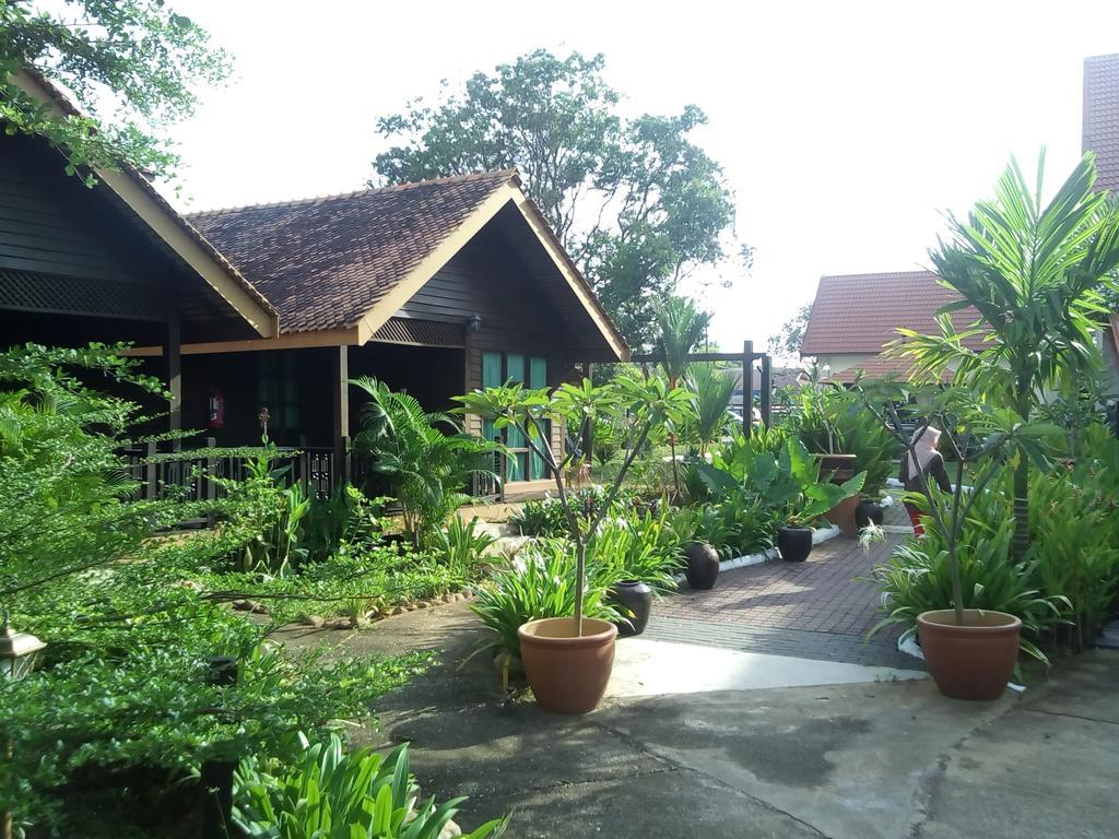 The Manor Beach Resort Besut Kampung Kuala Besut Exterior foto